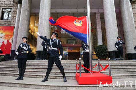 开屏新闻-升警旗、授奖章！昆明市公安局举行荣誉仪式，庆祝首个“警察节”