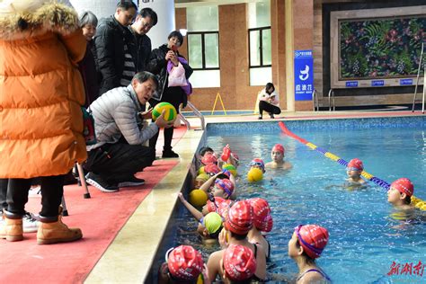快来玩水球！“无畏少年 泳往直前”全省首届水球冬令营在长开营 - 体育资讯 - 新湖南