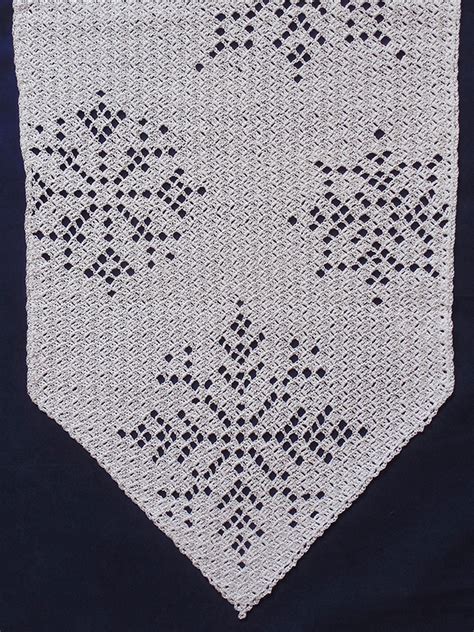 Cascading Snowflakes Table Runner - Kathryn Clark Crochet