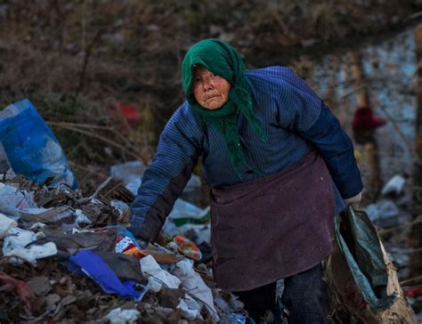 城市为什么这么多老年人在捡垃圾？是什么原因造成老年人要这样？_腾讯新闻