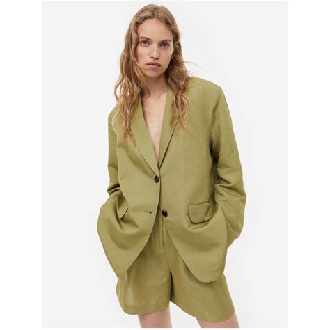 Easy tips for styling oversized clothes