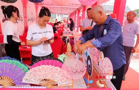 山东泰安: 外国留学生学做月饼 体验中华传统文化