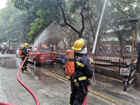 28层住宅突发火灾，消防员破门而入救火