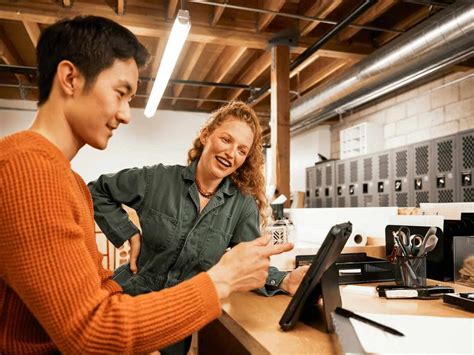 What is 24/7 Support? Definition, Benefits, Tips