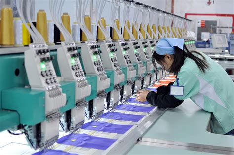 一个纺织工厂看笔记本和帮助电话的工作人员图片下载 - 觅知网