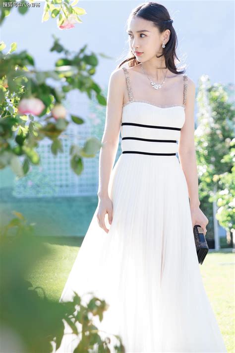Angelababy果然有颜任性，白色吊带连衣裙性感优雅，美艳不可方物_融合