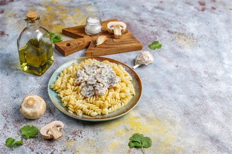 버섯과 닭고기, 평면도와 Fusilli 파스타 | 무료 사진