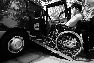 “轮椅一族”打车1小时无人理 无奈先藏轮椅-搜狐新闻