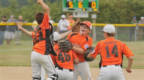Kids Playing Baseball 的图像结果