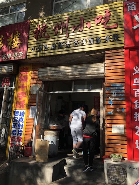天津最大的早点铺，一大早就得排队，生意火爆，味道怎么样呢？【钢哥探美食】 - YouTube