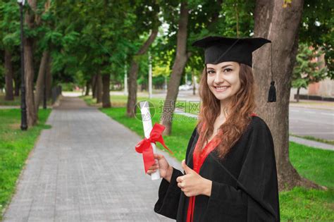 大学毕业日快乐的女子教育和人高清图片下载-正版图片505107432-摄图网