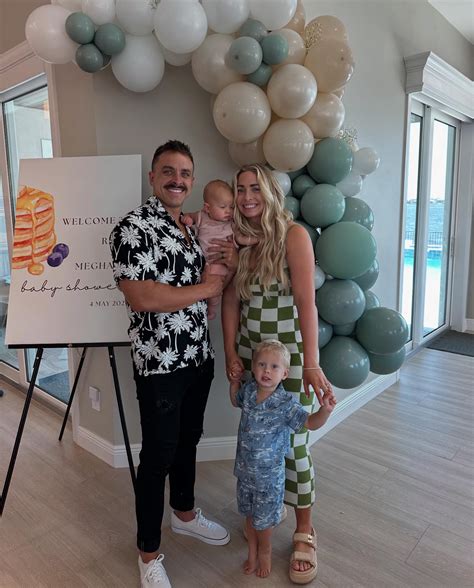 Dayle Hoffman Kerns | What I ate today as a mom of two - 2 weeks postpartum! I feel like making ...