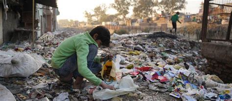 India: E-Waste Provides Poor Children a Dangerous Living | NewsClick