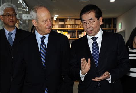 迈克尔•桑德尔教授与朴元淳市长会面谈“正义(Justice)” - 首尔市官方网站