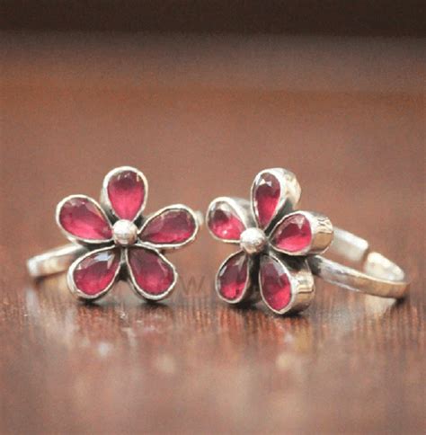 9 Beautiful Timeless Toe Rings Design For Brides