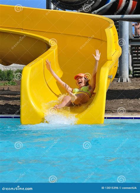 女孩水滑道 库存照片. 图片 包括有 乐趣, 蓝色, 极其, 飞溅, 突然, 黄色, 愉快, 吸引力, 女孩 - 13015396