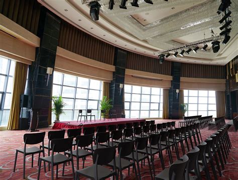 Restaurant Tables and Chairs 的图像结果