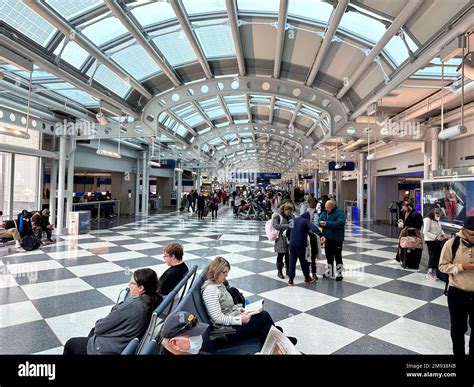 Terminal ohare international airport hi-res stock photography and ...