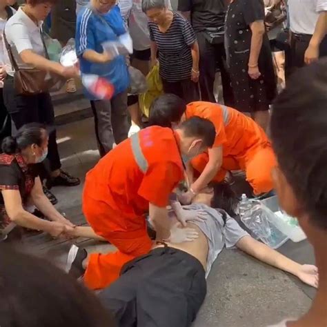 17岁少年地震时返回教室救人被埋40小时获救_新闻中心_新浪网