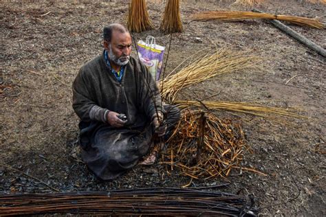 In Photo: Traditional Kangris Still Keep Kashmiris Warm Every Winter