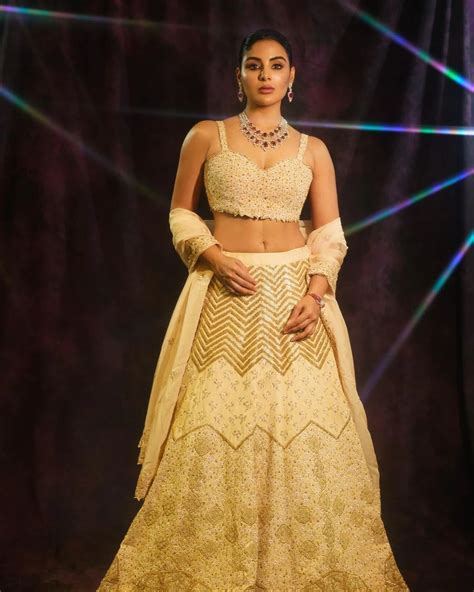 Samyuktha : విరబూచిన అందంతో విరూపాక్ష భామ సంయుక్త.. | Actress Samyuktha ...