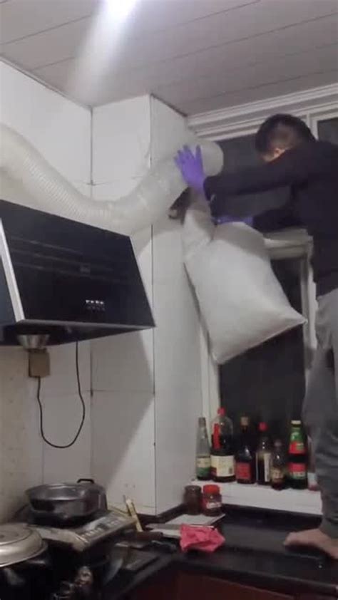 男子发现家里抽油烟机里钻进了老鼠_腾讯视频
