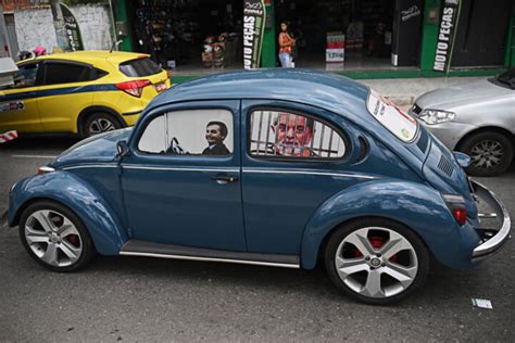 Rival colors and hand signs... A gang war? No, Brazil's elections