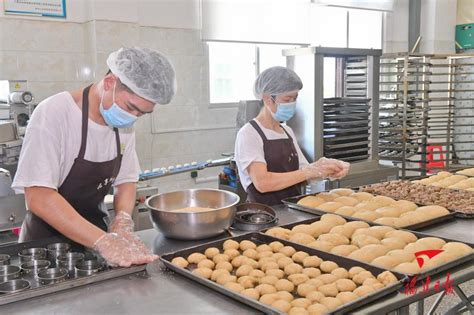 漳州：传统手工月饼加工忙