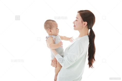 女性抱着婴儿宝宝举高高_站酷海洛_正版图片_视频_字体_音乐素材交易平台_站酷旗下品牌