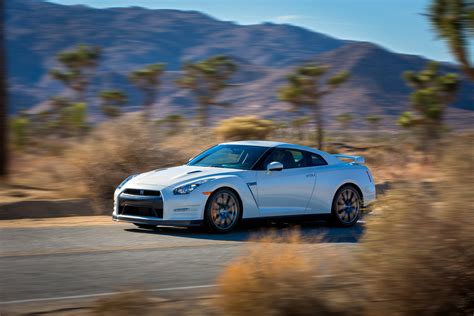 Nissan GT-R (2014) - picture 5 of 13