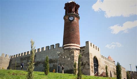 Erzurum'daki Tepsi Minarenin Tarihi Saati 143 Yıldır Zamanı Gösteriyor ...