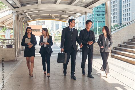 Crowd of Business People 的图像结果