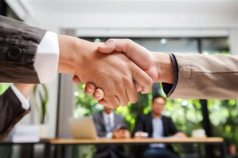 Business People Shaking Hands 的图像结果