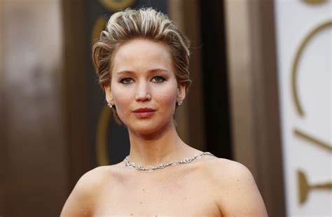 Jennifer Lawrence Rocks Engagement Ring Given by Boyfriend Nicholas ...