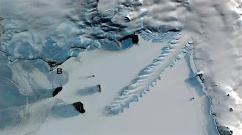 南极一巨型冰川出现裂缝后彻底断裂