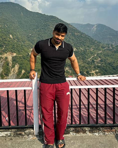 Black Sleek Striped Polo T-Shirt – ZIDDI