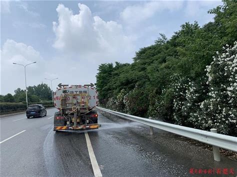 货车上货物着火 洒水车客串消防车救险_湖北频道_凤凰网