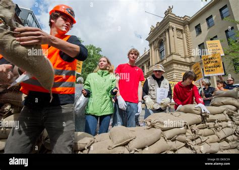 Anti-Globalization Protesters 的图像结果