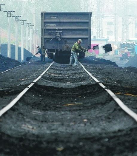青岛最大供热煤场:煤炭堆成山 - 青岛新闻网