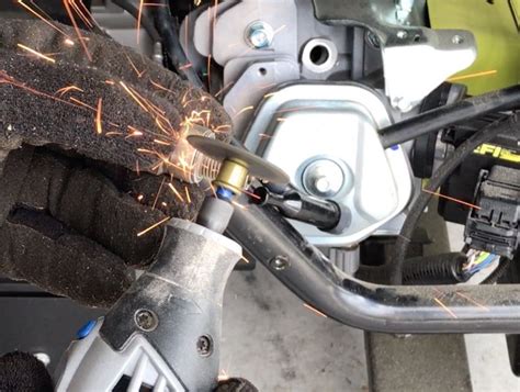 Using a Spark Plug Thread Chaser 的图像结果