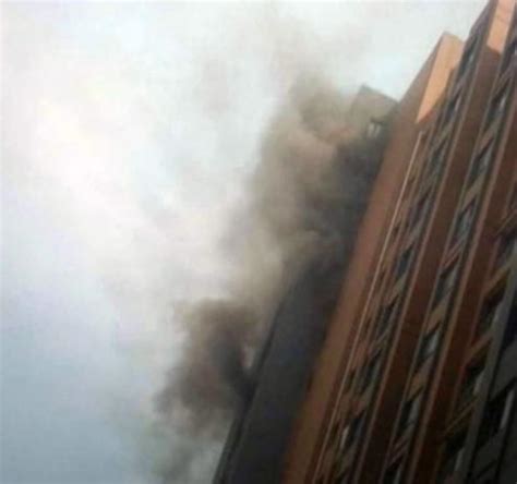 上海居民楼火灾：两消防员被热浪推下13楼坠亡