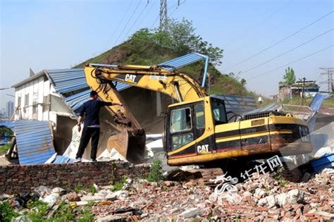 江北寸滩：拆除铁路周边违法建筑 保障沿线安全|农民工|铁路|建筑_新浪新闻