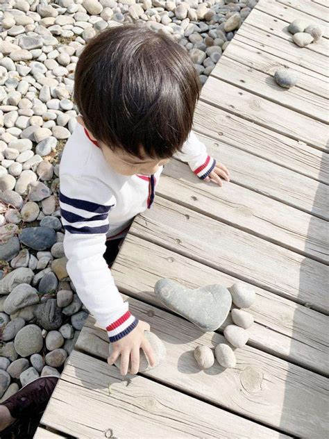 一个小孩搬石头,石头宝宝,捡石头_大山谷图库