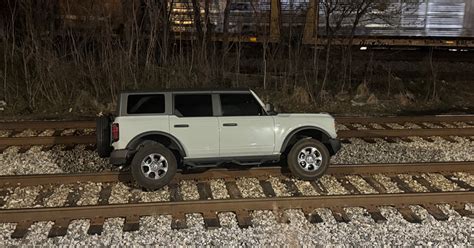 Driver gets stuck on railroad tracks near Marietta Street | FOX 5 Atlanta
