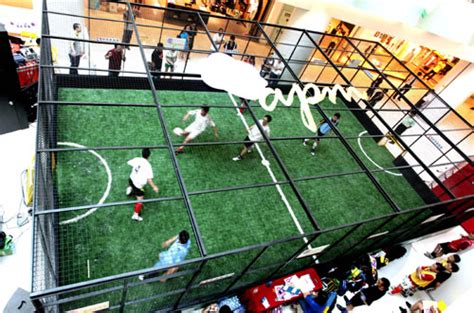 Football : Wangfujing, rue commerçante de Pékin aux couleur de la Coupe ...