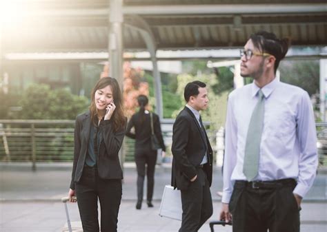 Business Person Walking 的图像结果