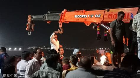 外媒：印度悬索桥倒塌事故已致120人死亡，遇难人数可能还会增加-新闻频道-和讯网