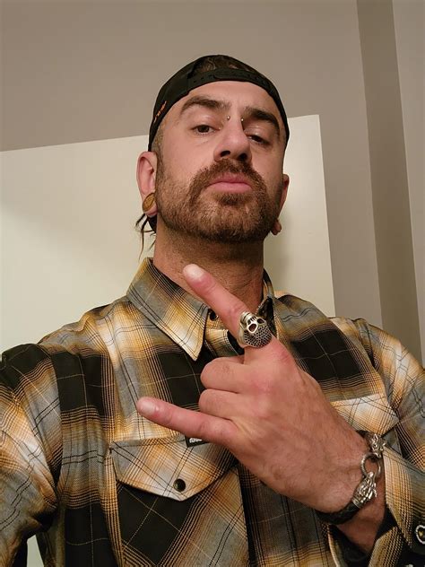 why are my hands and feet so small : r/tall