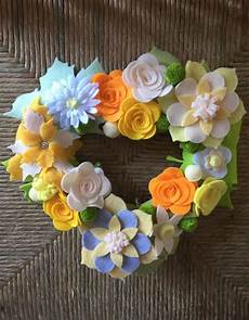 fiori in panno ghirlanda fatta a mano con fiori di feltro e panno lenci fiori in panno ghirlanda fatta a mano con fiori di feltro e panno lenci