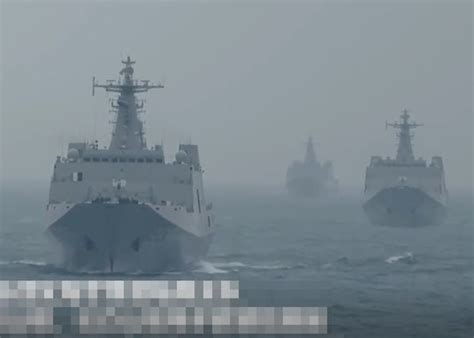卫星拍到震撼一幕，中美军舰南海同框，南部战区火速发声捍卫主权_新浪新闻